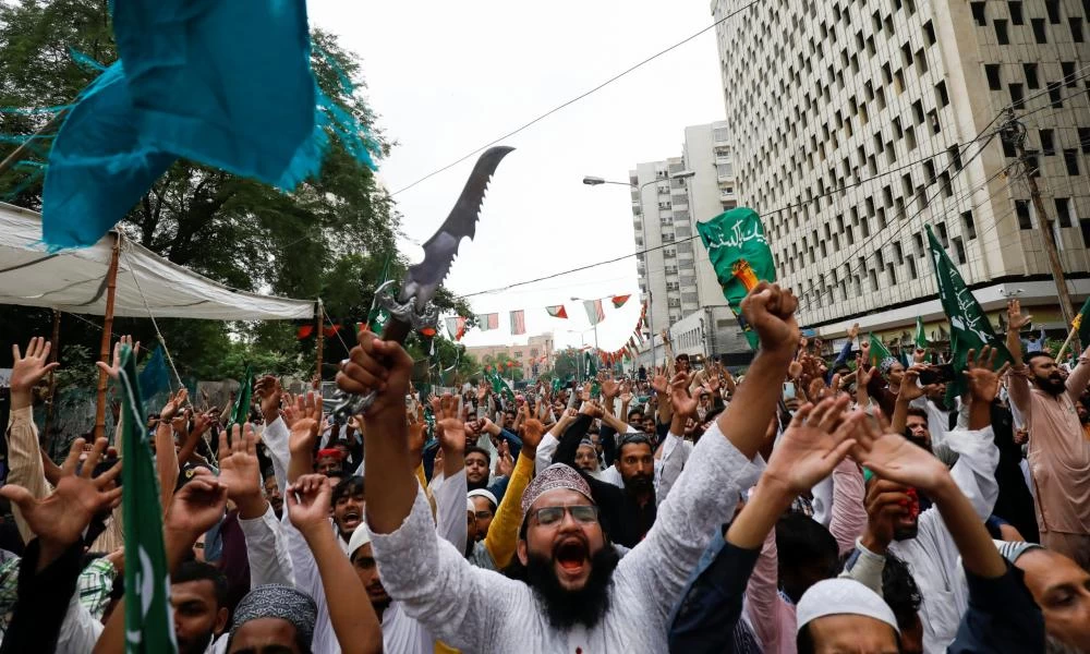 Πακιστάν: Διαδηλωτές ζητούν την διακοπή των διπλωματικών δεσμών με Γαλλία